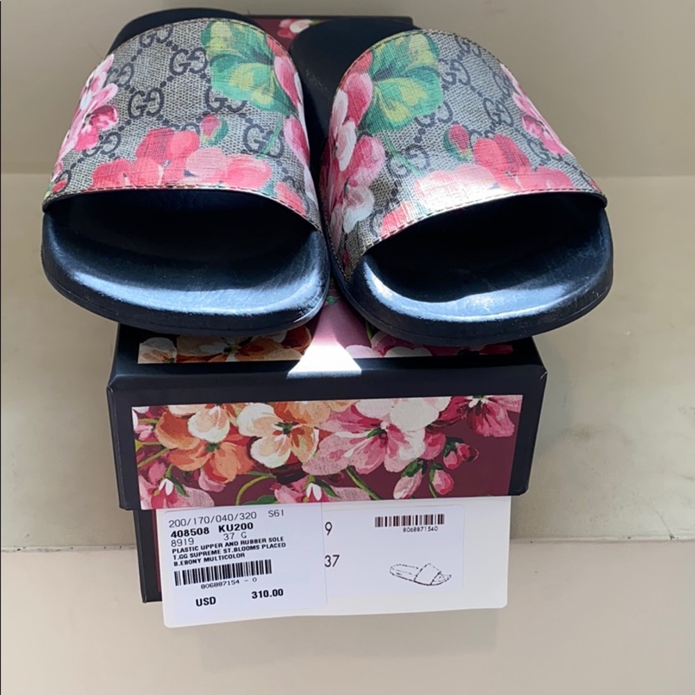 Gucci slides comes with dust bag original box they run little smaller